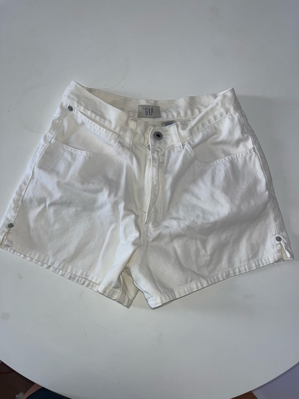 GAP Women’s White Shorts Size 6